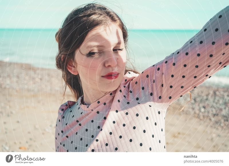 Junge Frau trägt ein rosa Kleid am Strand Feiertage trendy kawaii lässig Lifestyle Leben blond natürlich Schönheit attraktiv hübsch Mode Model Wind windig MEER