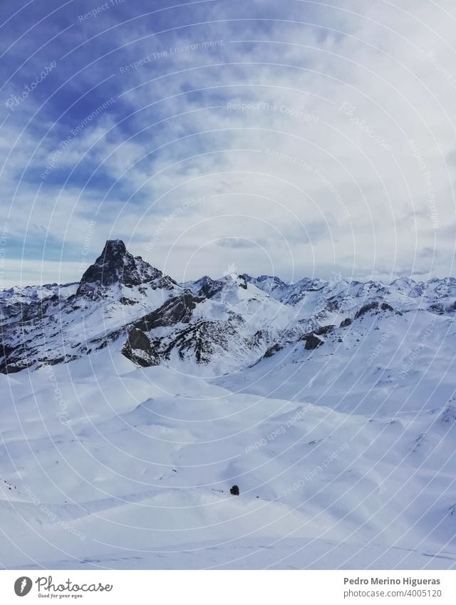 Erstaunliche schneebedeckte Gipfel und Berge Freiheit Natur Sonne Ziel verschneite Aufsteiger übersichtlich Menschen hoch Aufstieg Bergsteiger Reittier extrem