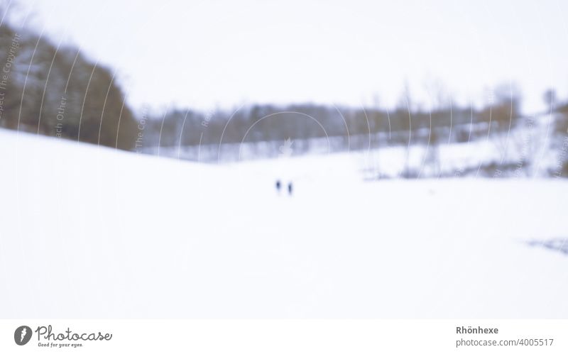 Schneewandern unscharf wie Gespenster in der Bildmitte Winter Eis Natur kalt Unschärfe unkenntlich Frost Außenaufnahme Farbfoto Tag Textfreiraum unten