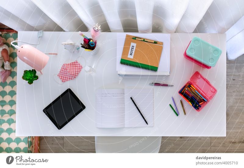 Draufsicht auf den weißen Schreibtisch im Mädchenzimmer Antenne weißer Schreibtisch Kulisse Notebook Bleistifthalter Gesichtsmaske Handdesinfektionsmittel Stil