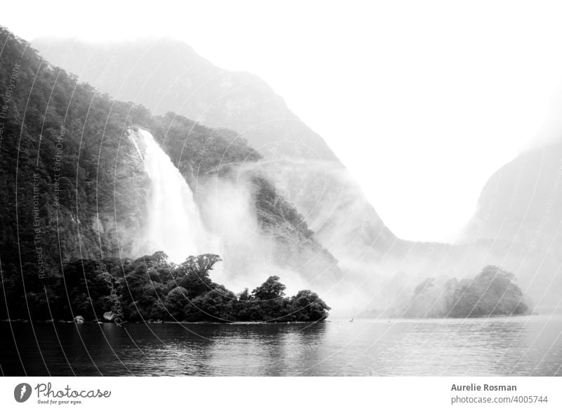 Milford Sound Wasserfälle, Neuseeland Hintergrund Nebel neblig Wasserfall Schwarzweißfoto Landschaft Natur berühmter Ort See Tal montains Fiordland Nationalpark