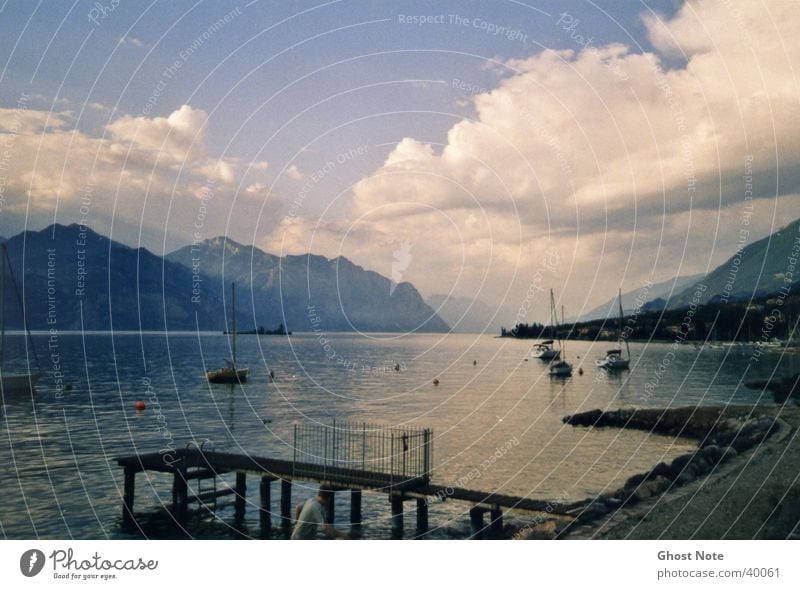 Lago di Garda Gardasee Wolken Italien Strand Wasser Berge u. Gebirge