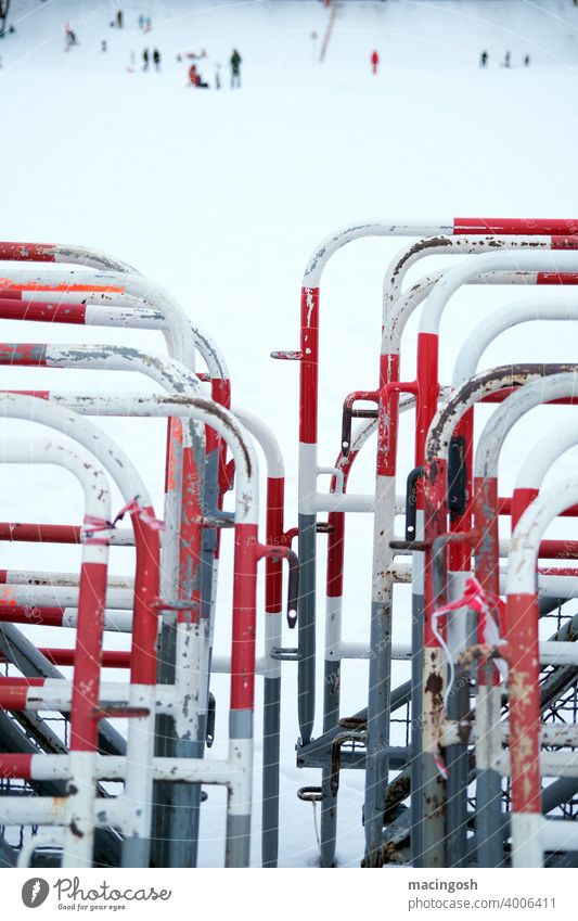 Zusammengestellte Absperrzäune im Winter Absperrung Barriere Zaun Metallzaun Sicherheit Außenaufnahme Konstruktion rot weiss Strukturen & Formen Bauzaun Verbote