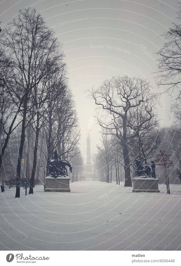 Berliner Winter Siegessaeule Allee Tiergarten Schnee Schneefall Menschenleer Skulpturen Außenaufnahme Hauptstadt Park Stadtzentrum Farbfoto