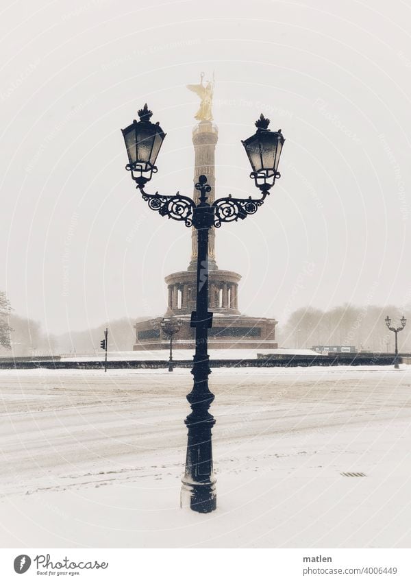 Winterliche Goldelse Berlin Siegessäule großer stern Hauptstadt Wahrzeichen Verkehr Schnee Schneefall Kandelaber Himmel Menschenleer Autofrei