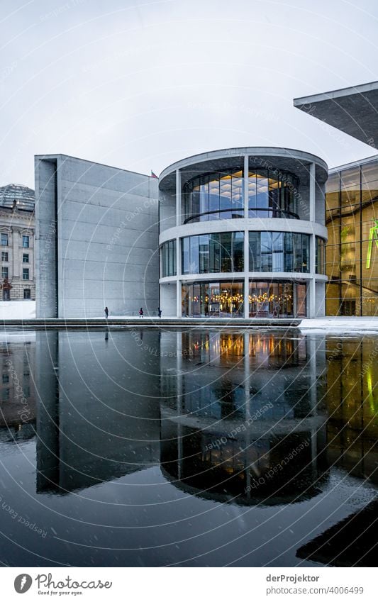 Paul-Löbe-Haus mit Spiegelung I Reichstag Ruhe Lockdown Kultur Kunst Berlin-Mitte Kongressgebäude Stadtzentrum Bauwerk Gebäude Farbfoto Wahrzeichen