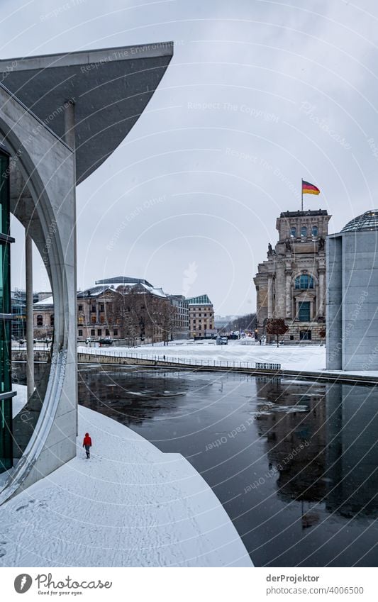 Marie-Elisabeth-Lüders-Haus mit Eisschollen III Reichstag Ruhe Lockdown Kultur Kunst Berlin-Mitte Kongressgebäude Stadtzentrum Bauwerk Gebäude Farbfoto