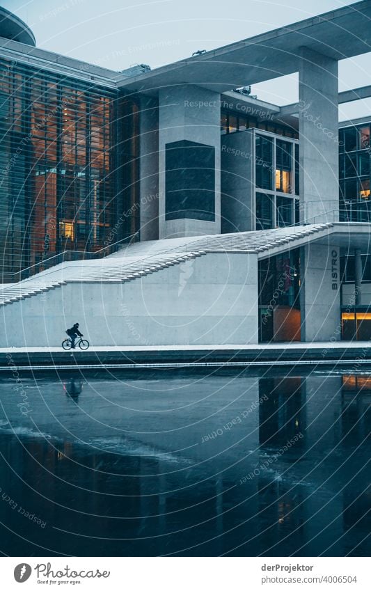 Marie-Elisabeth-Lüders-Haus mit Fahrradfahr*in mit Eisschollen V Reichstag Ruhe Lockdown Kultur Kunst Berlin-Mitte Kongressgebäude Stadtzentrum Bauwerk Gebäude