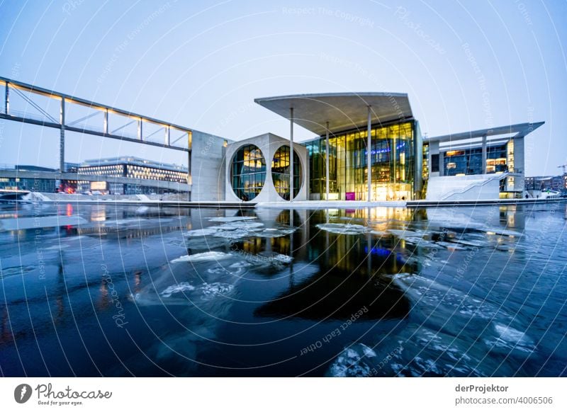 Marie-Elisabeth-Lüders-Haus mit Eisschollen IV Reichstag Ruhe Lockdown Kultur Kunst Berlin-Mitte Kongressgebäude Stadtzentrum Bauwerk Gebäude Farbfoto