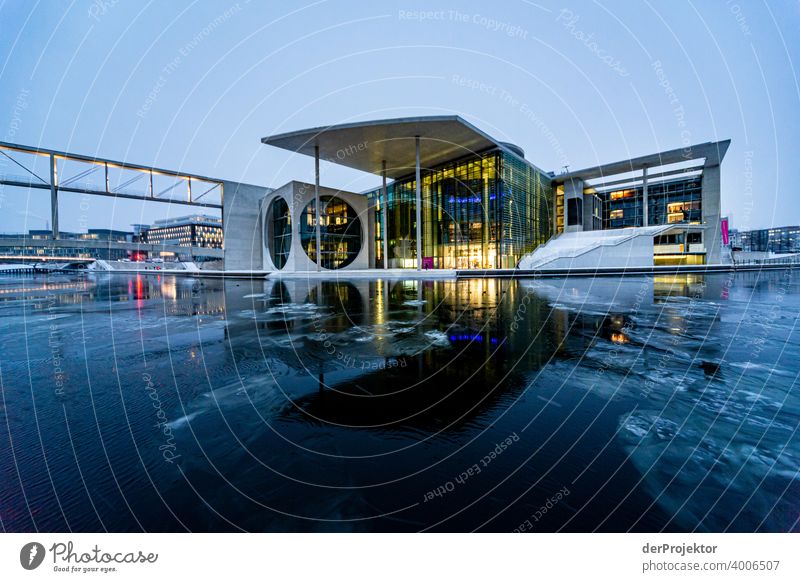 Marie-Elisabeth-Lüders-Haus mit Eisschollen zur blauen Stunde Reichstag Ruhe Lockdown Kultur Kunst Berlin-Mitte Kongressgebäude Stadtzentrum Bauwerk Gebäude