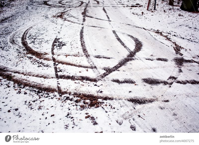 Autospuren im Winter abbiegen asphalt ecke eis fahrbahnmarkierung fahrrad frost hinweis kalt kante kurve linie links navi navigation neuschnee orientierung