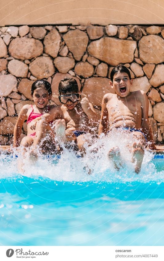 Kinder spritzen Wasser am Beckenrand Aktivität blau Junge Bruder Kaukasier Kindheit niedlich Tag Saum genießen Familie Freunde Spaß starren Fröhlichkeit Glück