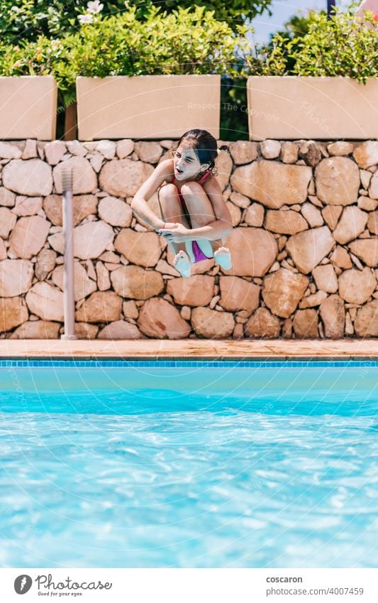 Kleines Kind springt in einen Pool aktiv Aktivität bezaubernd blau Junge hell heiter Kindheit niedlich energetisch Spaß Mädchen Brille gutaussehend Fröhlichkeit