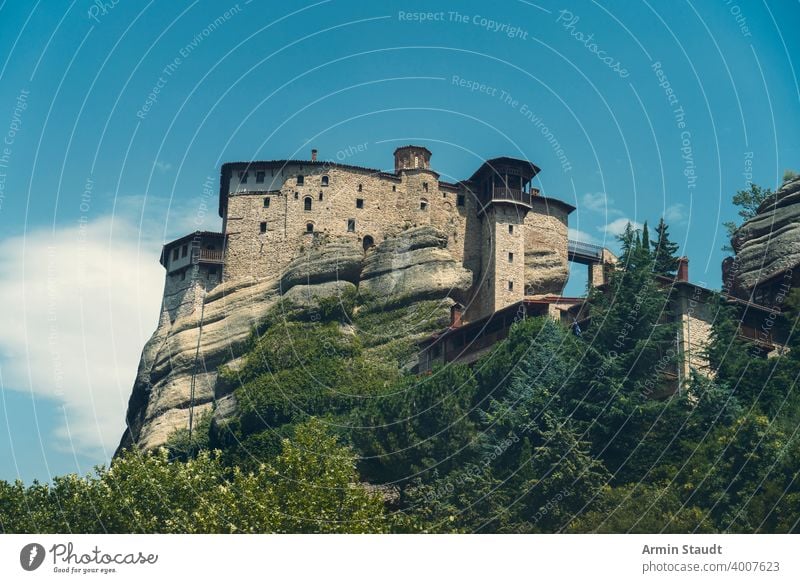 Kloster in Meteora, fotografiert durch ein Autofenster Abtei Architektur Anziehungskraft schön Gebäude christian Christentum Kirche Klippe Kreuzgang Kultur