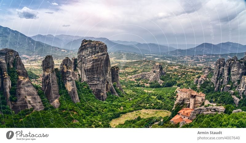 Felsformation und Kloster in der Berglandschaft von Meteora, Griechenland Abtei Architektur Anziehungskraft schön Gebäude christian Christentum Kirche Klippe