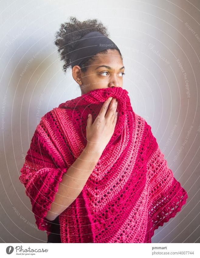 Junges Mädchen mit rotem und rosa Poncho oder Schal Untersetzer traumhaft Kernstück farbenfroh handgefertigt zartes Grün gestrickt Tuch Model Brasilianer