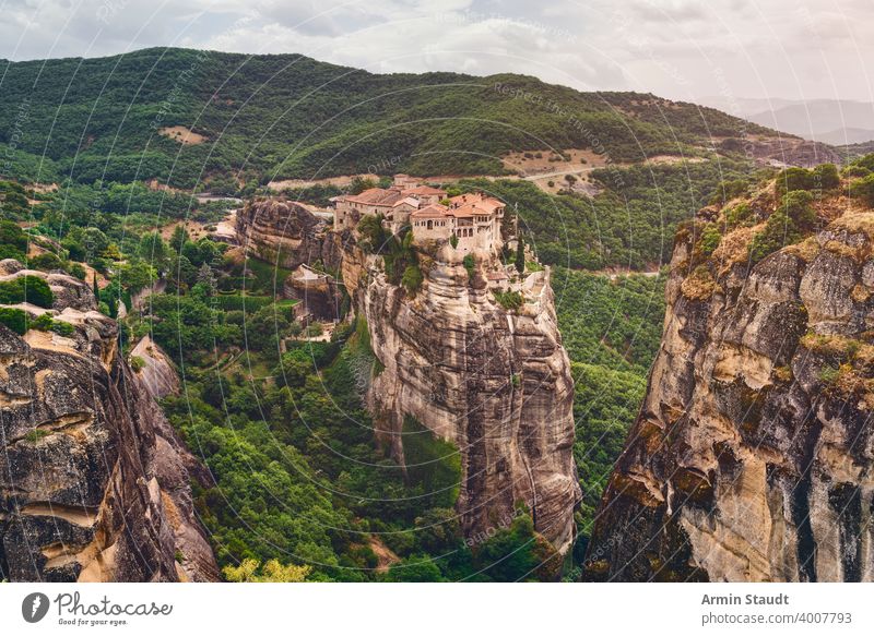 Klöster von Meteora, Griechenland, gebaut auf riesigen Felsen in einer wunderschönen Landschaft Abtei Architektur Anziehungskraft Gebäude christian Christentum