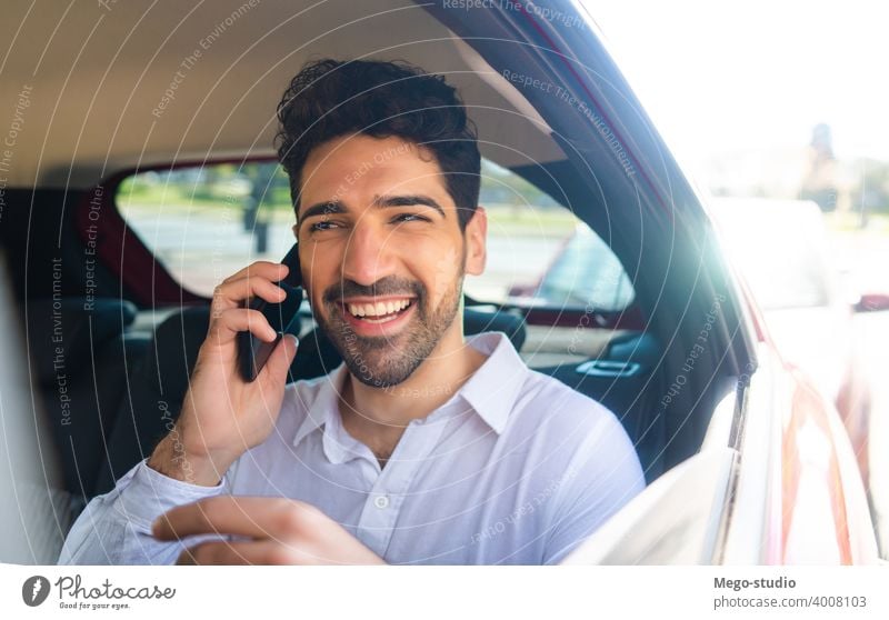 Geschäftsmann spricht am Telefon im Auto. Mann PKW Mobile reden sprechend Taxi Transport Kabine männlich eine Porträt Erwachsener professionell zur Arbeit gehen