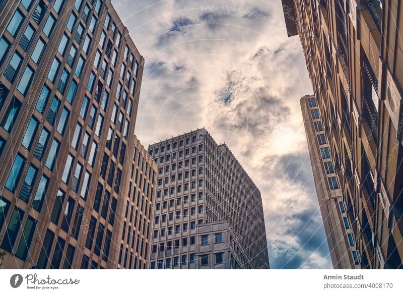 Berliner Wolkenkratzer am Abend mit Wolkenlandschaft Architektur Hintergrund Gebäude Business Business District Großstadt Stadtbild Revier Stadtzentrum Anwesen