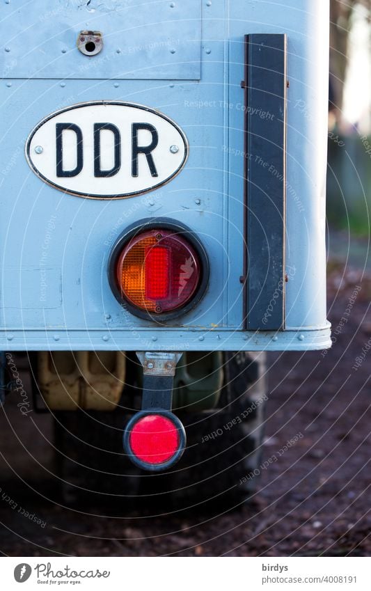 ovales Blechschild mit Länderkennung DDR an einem alten LKW. deutsche demokratische Republik Länderkürzel Deutsche Demokratische Republik Vergangenheit Auto lkw