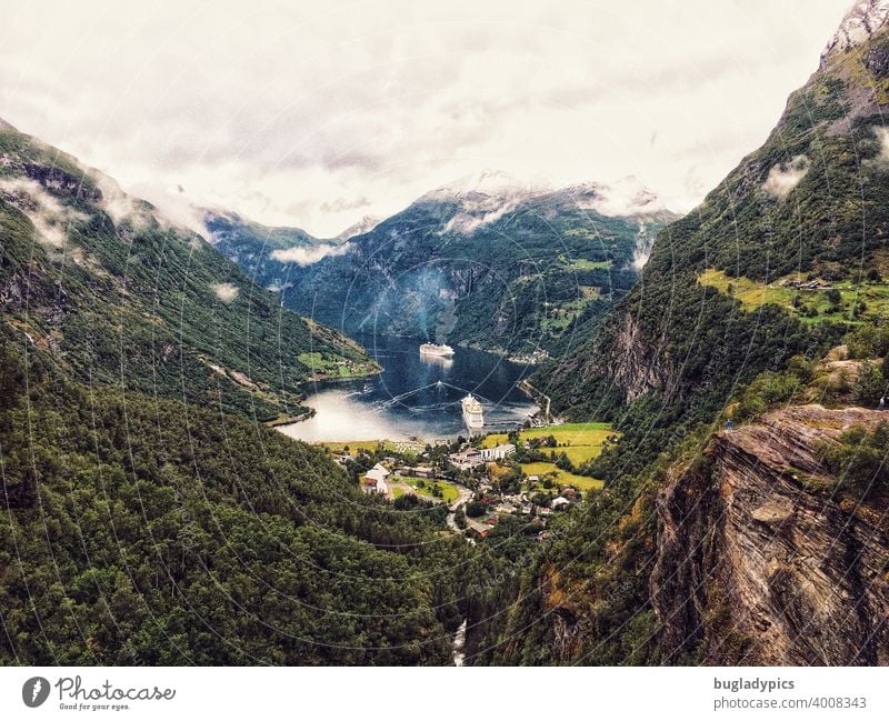 Dicke Pötte, kleiner Fjord Norwegen Norwegenurlaub Fjorde Kreuzfahrt Kreuzfahrtschiff Kreuzfahrtsschiff Kreuzfahrschiffe Berge u. Gebirge Landschaft