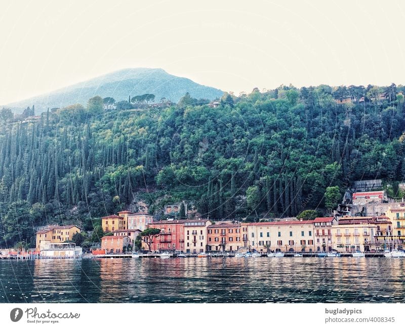 Italia - Gardasee Häuser bunte häuser See Seeufer Stadt Gebäude Wald Berge u. Gebirge Berghang Hügel Bäume Boote Landschaft Ferien & Urlaub & Reisen diesig