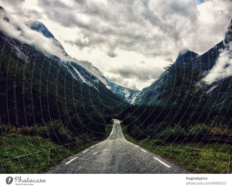 Straße in die Wolken Wildnis Berge u. Gebirge Berge im Hintergrund Berge und Gebirge wolkig wolkiger himmel grün felsig reisen roadtrip Tourismus Landschaft