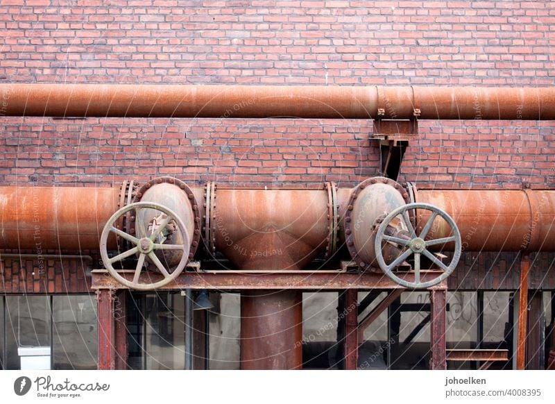 Ventilräder und Rohre Stahl Rost orange Verfall Ruine fest geradlinig Metall Metallteil verfallen Industrieanlage ungepflegt verrostet festgerostet Ventile