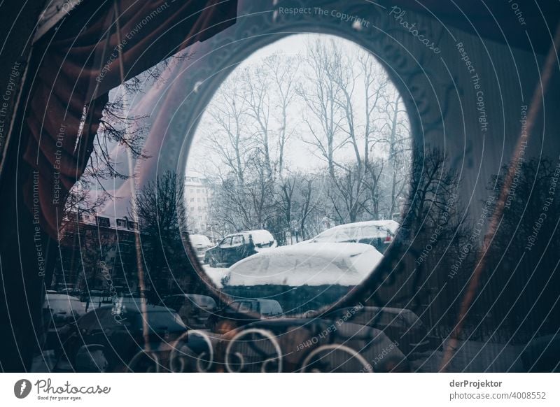 Winter in Berlin: Spiegelung im Fenster in Neukölln außergewöhnlich Kälte Frost Eis Winterstimmung Tourismus Ausflug Umwelt Sightseeing Farbfoto Außenaufnahme