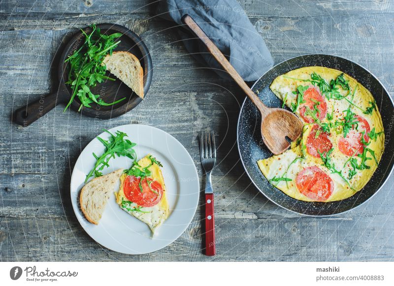 leckeres vegetarisches Frühstück nach italienischer Art - Spiegeleier-Frittata-Omelette mit Mozarella-Käse, Rucola und Tomaten Ei Gemüse Lebensmittel Gesundheit