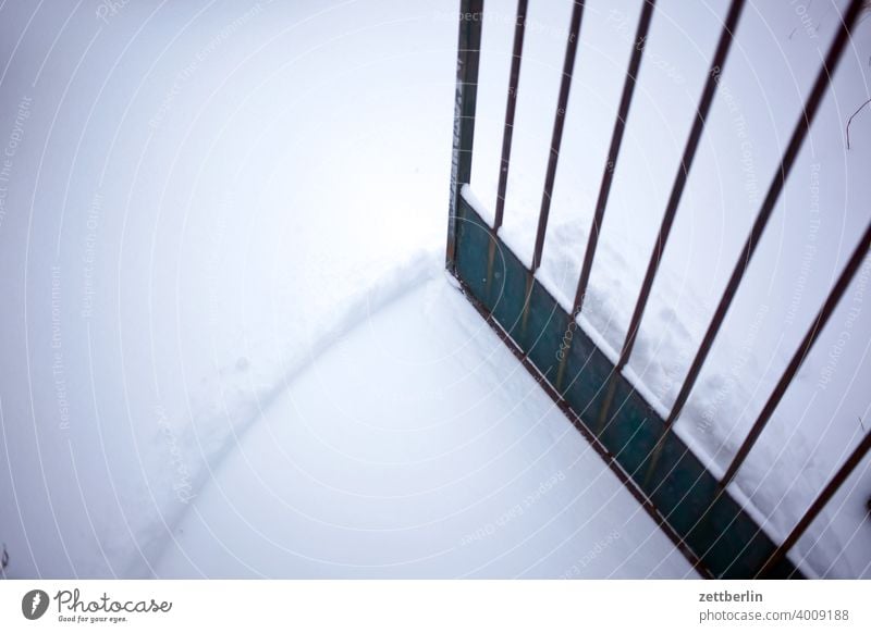 Gartentür im Neuschnee neuschnee winter winterferien schneefall schneedecke niederschlag garten gartentür öffnen geöffnet willkommen eintritt ankunft