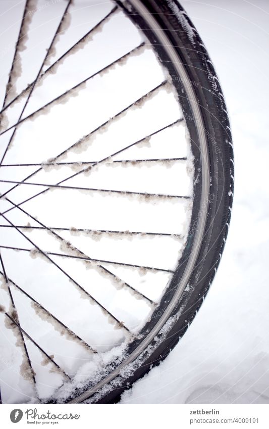 Vorderrad im Schnee schnee neuschnee schneefall winter winterferien fahrrad vorderrad speichen felge fahrad fahren winterreifen behinderung glatt gefahr