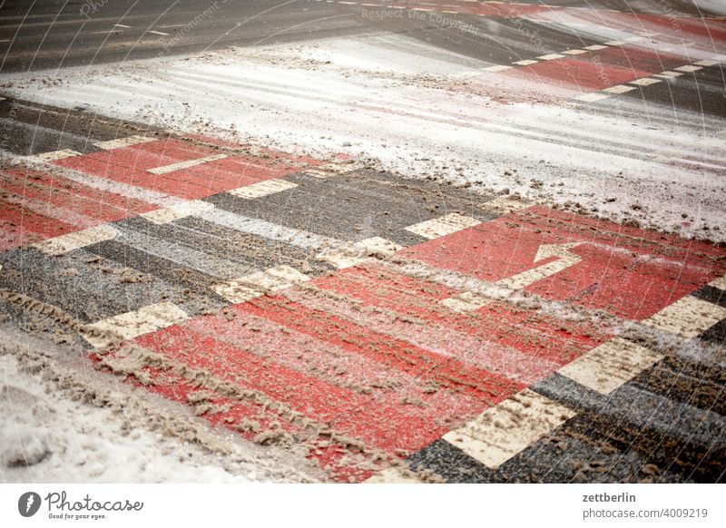 Radweg im Winter abbiegen asphalt autobahn ecke eis fahrbahnmarkierung fahrrad fahrradweg frost hinweis kalt kante kurve linie links navi navigation neuschnee