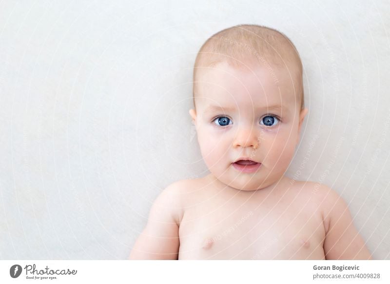 Nettes Baby Mädchen auf dem Bett liegend Kind Säugling niedlich schön lustig Kindheit bezaubernd Unschuld Kaukasier Glück weiß Gesicht Pflege Kleinkind wenig