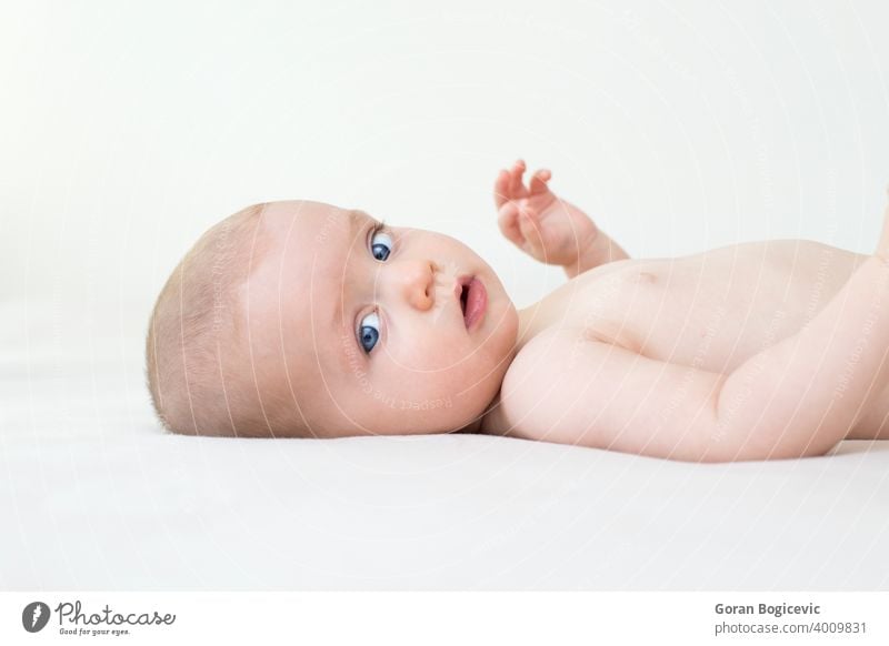 Nettes Baby Mädchen auf dem Bett liegend bezaubernd schön Schönheit Pflege Kaukasier Kind Kindheit niedlich Emotion Ausdruck Auge Gesicht Frau lustig Glück