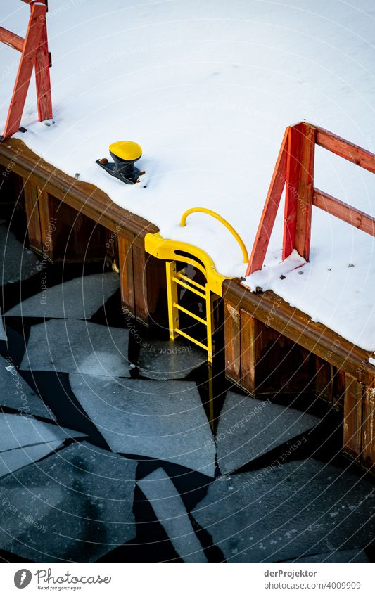 Eisstrukturen in Berlin im Winter mit Spundwand Spree Scholle ästhetisch Kontrastreich Schattenspiel Winterstimmung Kälte Grafik u. Illustration