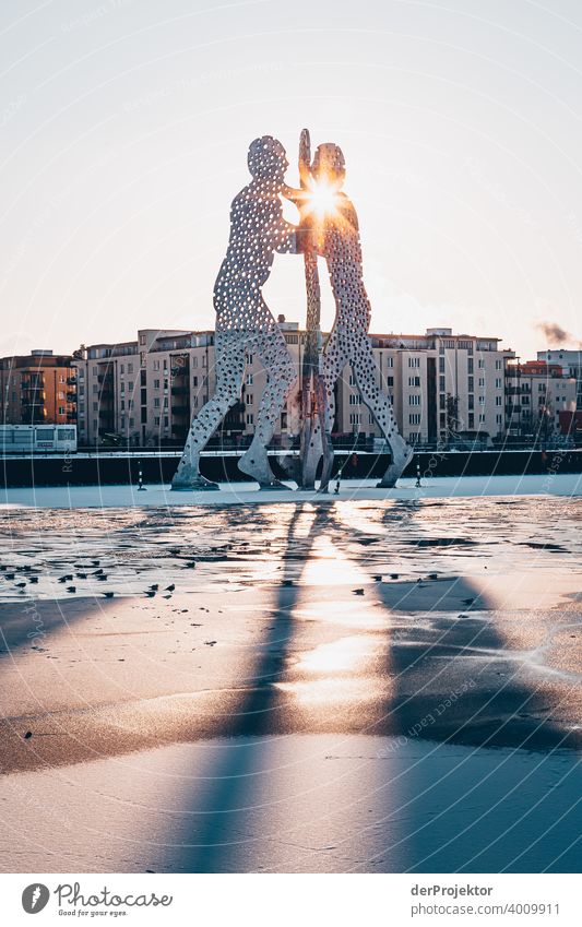 Molecule Man im Winter mit Spree Mauer Wand trendy Licht Tag Textfreiraum Mitte Außenaufnahme Experiment Textfreiraum oben Berlin Farbfoto Himmel (Jenseits)