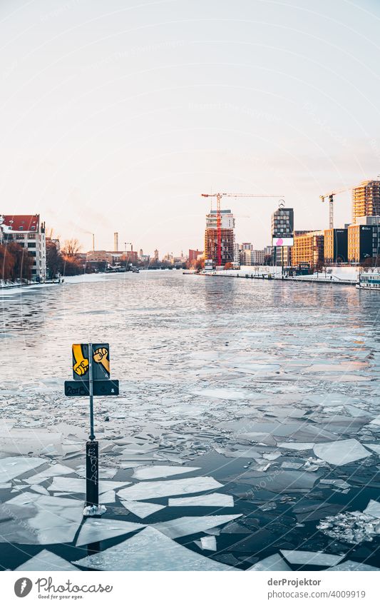 Sonnenuntergang mit Schollen und Graffito im Winter mit Spree Mauer Wand trendy Licht Tag Textfreiraum Mitte Außenaufnahme Experiment Textfreiraum oben Berlin