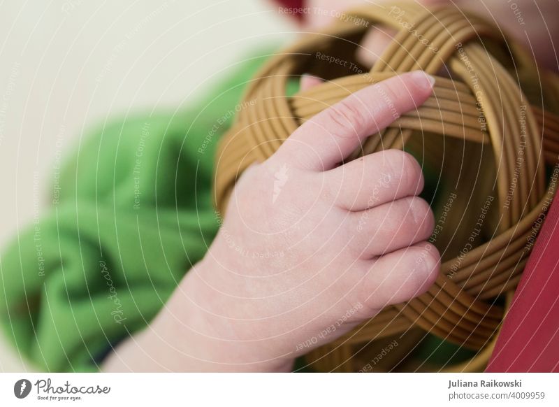 Babyhand mit Spielzeug Spielen Kindheit klein Kleinkind Mensch Kindergarten Kinderbetreuung niedlich mehrfarbig Fürsorge 1 Bildung Glück Junge süß weich