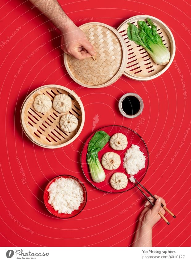 Bao-Knödel und Bok Choy, flach gelegt. Essen traditionelles gedämpftes chinesisches Essen asiatisch Bambus-Dampfer Bapao Korb Bok Choi Brötchen Chinesisch