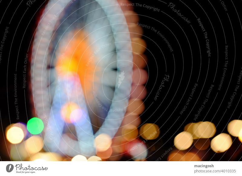 Nachtaufnahme von Kirmes mit Riesenrad Wiesn Oktoberfest nachts Jahrmarkt Freimarkt unscharf Bokeh Smartphone Handy Handy-Kamera Lichtermeer