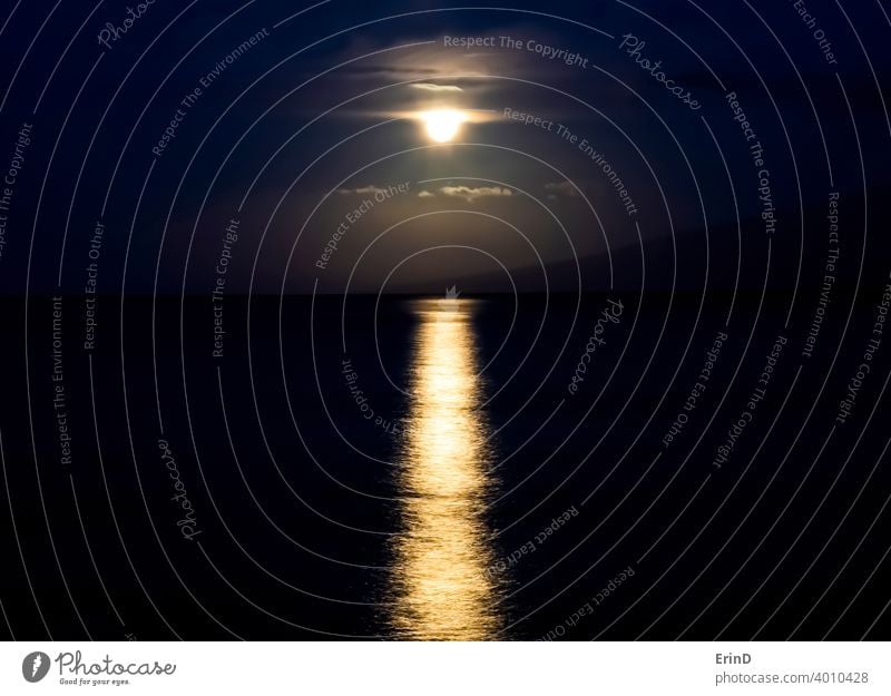 Vollmond Einstellung durch Wolken und spiegelt sich auf Ozean in Hawaii Mond Monduntergang glühen Licht Wasser Meereslandschaft Landschaft Mondlandschaft Himmel