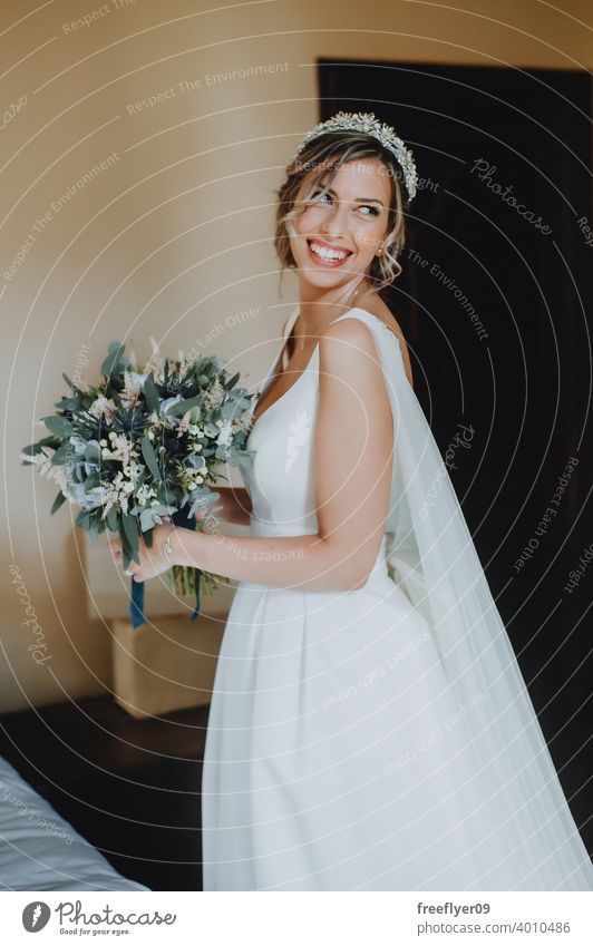 Porträt der Braut mit einem Blumenstrauß an ihrem Hochzeitstag Heirat Engagement Menschen jung attraktiv Textfreiraum Kleid Liebe Frau fein Eleganz Kaukasier