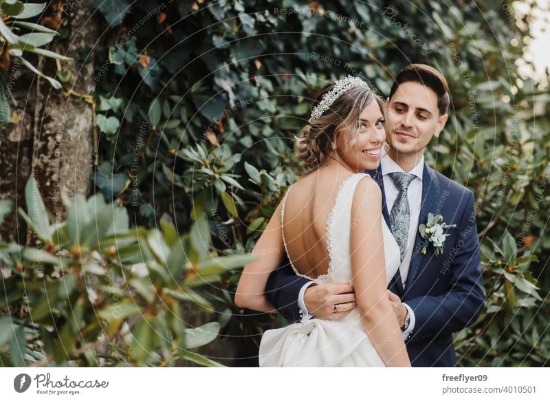 Junges Paar an ihrem Hochzeitstag Heirat Engagement Braut Menschen jung attraktiv Textfreiraum striegeln Baum Natur Außenseite Sonnenlicht Sommer 2 Liebe