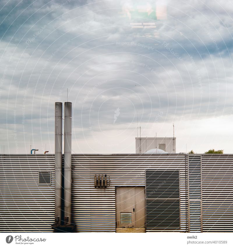 Fluchtweg Fassade Heizhaus Abzug Schornstein Tür Wellblech Metall Wolken Linien Abend parallel Wand Detailaufnahme Außenaufnahme Himmel Gebäude