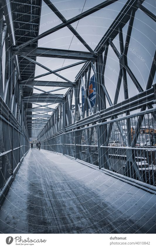 vergitterte Brücke aus Stahl Baustelle kalt behelfsmäßig Weg Fahrradspur Metall Architektur Konstruktion Stahlträger Stahlkonstruktion Außenaufnahme Bauwerk