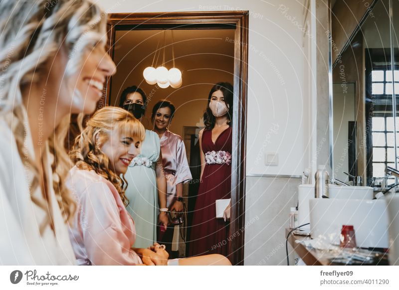 Gruppe von Brautjungfern mit chirurgischen Masken vor der Hochzeit Mundschutz Gesicht Gesichtsmaske Operationsmaske Pandemie Menschengruppe Engagement Feier