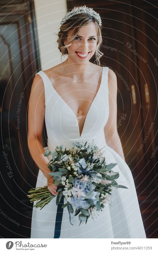 Porträt einer Braut mit ihrem Blumenstrauß Hochzeit Heirat Engagement Menschen jung attraktiv Textfreiraum Kleid Liebe Frau fein Eleganz Kaukasier Person