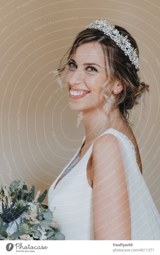 Porträt einer Braut mit ihrem Blumenstrauß Hochzeit Heirat Engagement Menschen jung attraktiv Textfreiraum Kleid Liebe Frau fein Eleganz Kaukasier Person