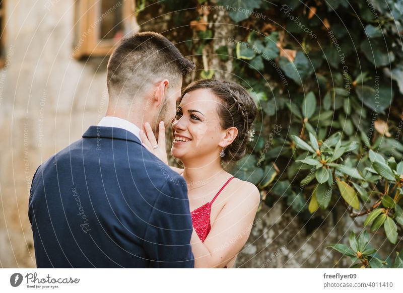 Porträt eines eleganten jungen Paares Abschlussball Kuss 20s Kleid Anzug rot erstes Mal Veranstaltung Kaukasier Reichtum luxuriöses Burg oder Schloss antik